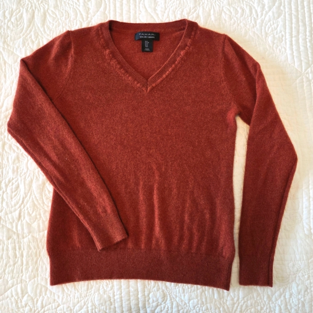 Womens Tahari Cashmere V-Neck Sweater in Rust